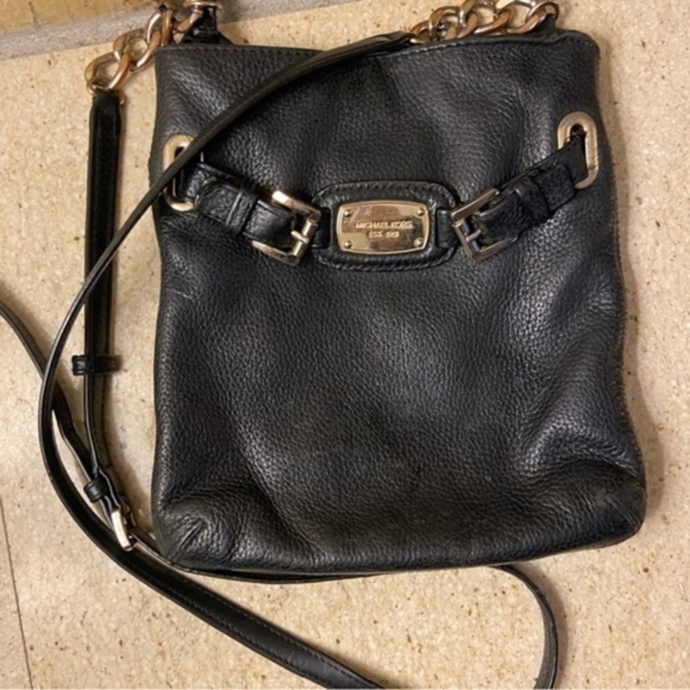 Micheal Kors crossbody black leather bag with hardware details
